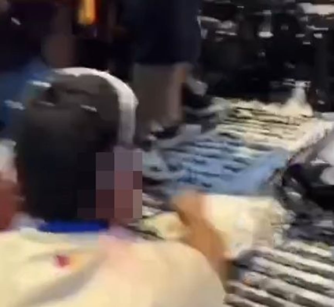 La gallina quedó noqueada sobre el platón de la camioneta luego de ser zarandeado por este sujeto.