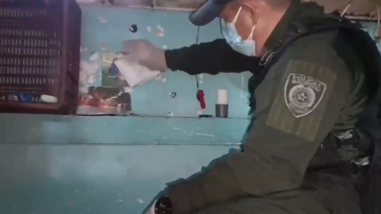 Agentes revisan celdas de alta seguridad en uno de los cinco penales intervenidos en la operación.