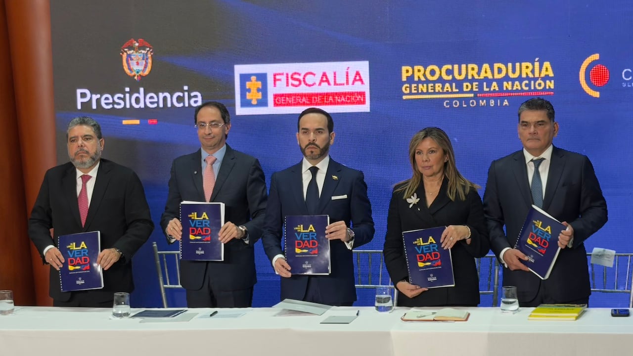 El presidente entregó el 'Libro de la Verdad' al procurador general, Gregorio Eljach Pacheco; a la fiscal general, Luz Adriana Camargo; y al contralor general, Jorge Eliécer Laverde Vargas.