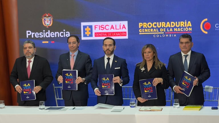 El presidente entregó el 'Libro de la Verdad' al procurador general, Gregorio Eljach Pacheco; a la fiscal general, Luz Adriana Camargo; y al contralor general, Jorge Eliécer Laverde Vargas.