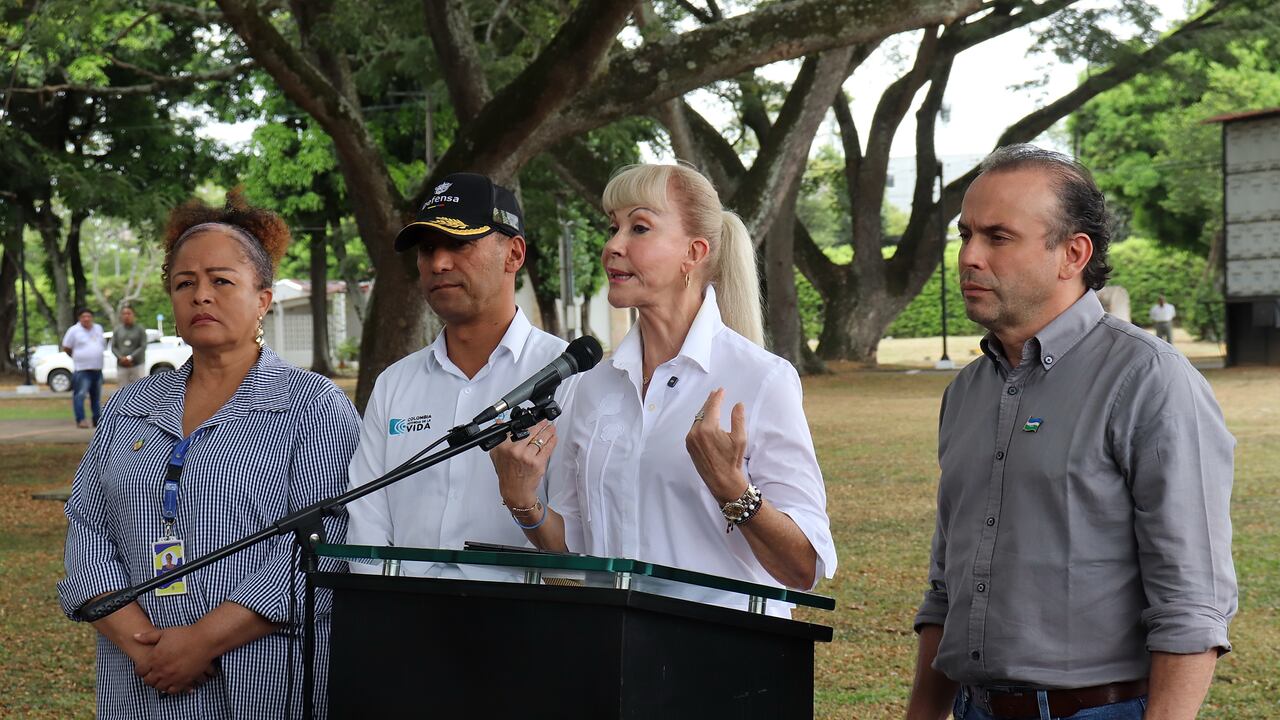 Consejo de seguridad y recorrido por la zona afectada por atentado terrorista a la Base Aére en Cali con el ministro de defensa Pedro Sánchez, la gobernadora Dilian Francisca Toro y el alcalde Alejandro Eder.