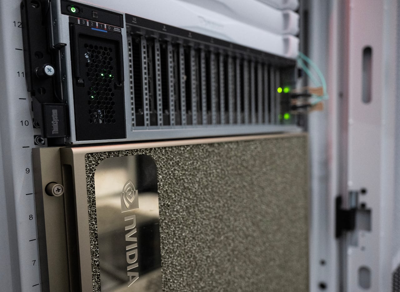 Un gabinete que alberga un servidor de plataforma de inteligencia artificial empresarial Nvidia DGX HGX100 se observa en el centro de datos del Laboratorio de Innovación en Bienes Raíces Digitales (DRIL) en Ashburn, Virginia,