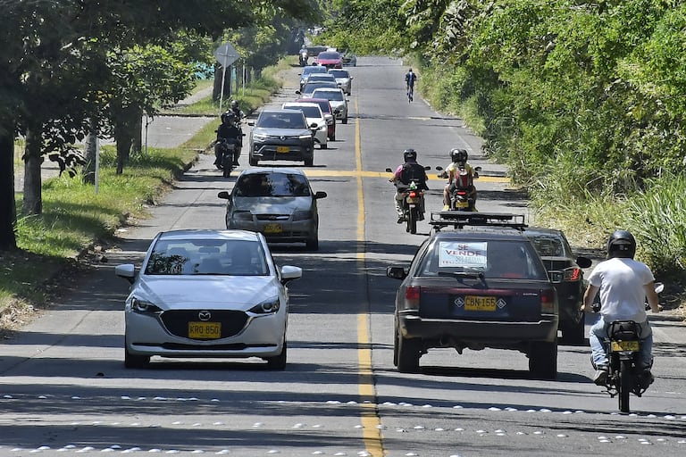 A partir de de mañana 27 de enero y hasta el 3 de febrero se inicia el contraflujo de la avenida Cañasgordas que tendrá como propósito el agilizar el tráfico de más de 4.000 vehículos que vienes de Jamundí a Cali, El horario será de 6:00am a 7:30am por una semana. Luego se retoma el flujo normal de la vía Cañasgordas. Fotos Raúl Palacios / El País.
