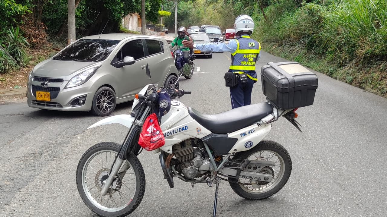 Las autoridades vigilan la entrada de vehículos a la ciudad de Cali.