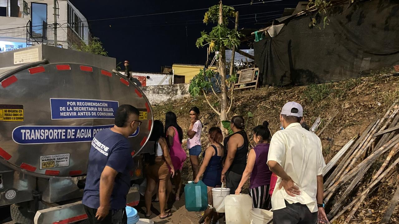 Las personas debieron madrugar para poder recolectar agua potable para sus labores diarias.