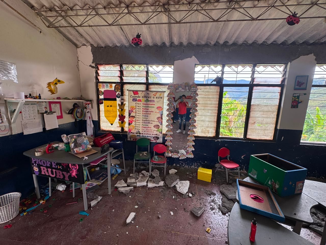 La emergencia se suma a las dificultades que han enfrentado diferentes instituciones educativas del Cauca como consecuencia del terremoto, que dejó daños en viviendas, edificaciones públicas y establecimientos educativos en distintos municipios del departamento.