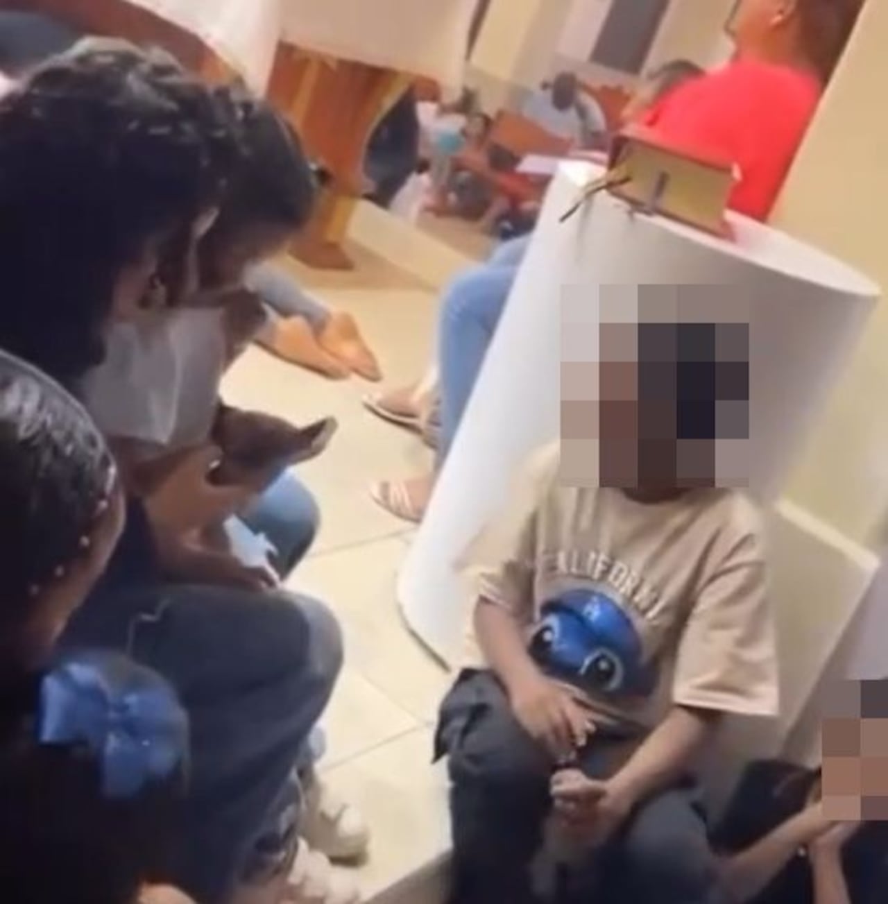 Abuelos y niños se vieron obligados a esconderse en la iglesia del municipio de Suárez en medio de los combates entre las disidencias de las Farc y el Ejército.