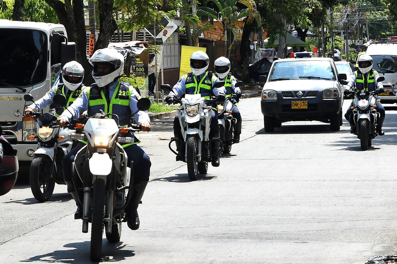 Secretaria de Movilidad de Cali los agentes de tránsito realiza operativos de control hoy en las principales vías de la ciudad. de Cali en horas de la mañana / Enero 3 de 2024, Foto Wirman Rios / EL PAIS