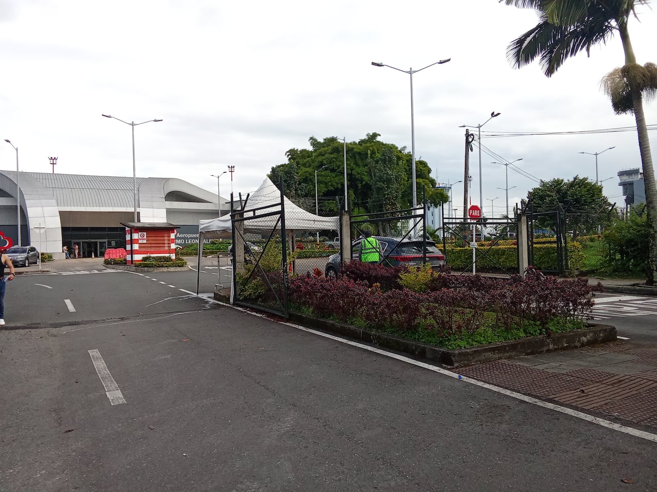 Las operaciones aéreas en el Aeropuerto Guillermo León Valencia de Popayán fueron suspendidas de manera preventiva tras el reporte de presencia de ceniza volcánica en el espacio aéreo de la capital caucana.