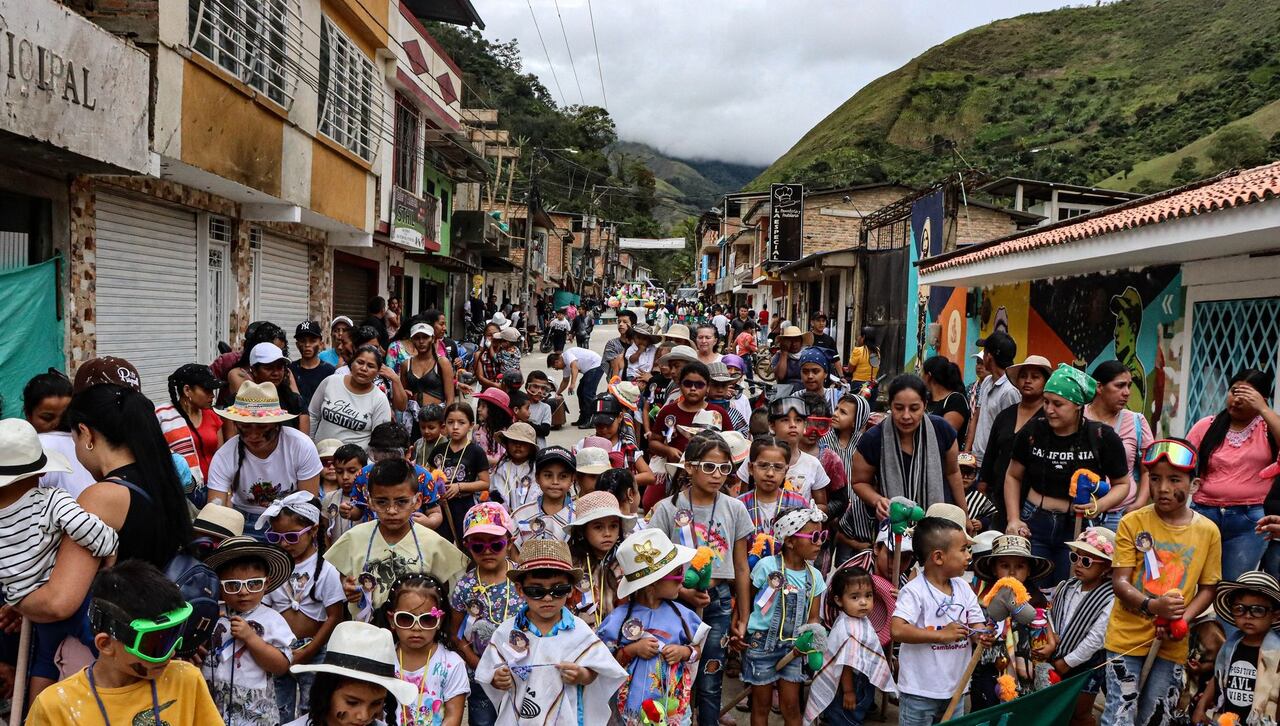 Los niños y niñas del municipio de Argelia, Cauca, se gozaron la actividad de los caballitos de palo en el marco de las fiestas de Blancos y Negros.