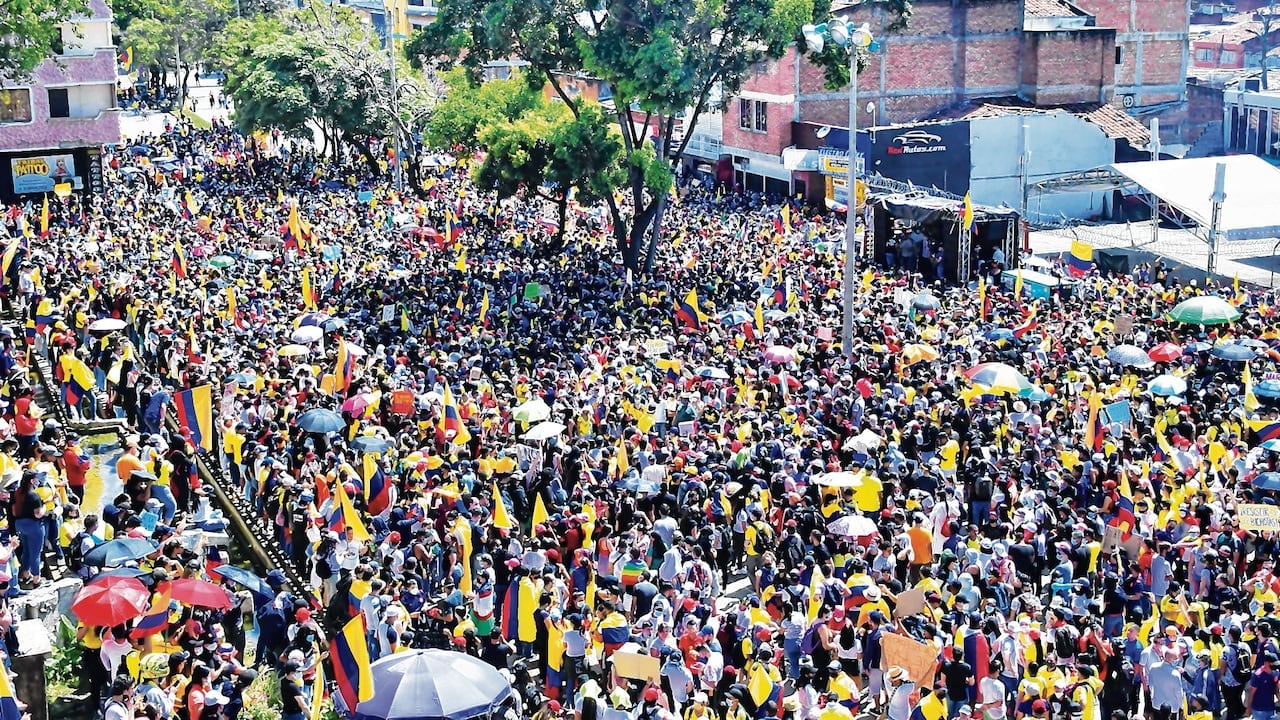 El estallido social de 2021 en Cali fue la movilización más significativa en la historia reciente de la ciudad. Inició el 28 de abril, en el marco del Paro Nacional en Colombia, como respuesta al descontento por el proyecto de reforma tributaria propuesto por el gobierno de Iván Duque.