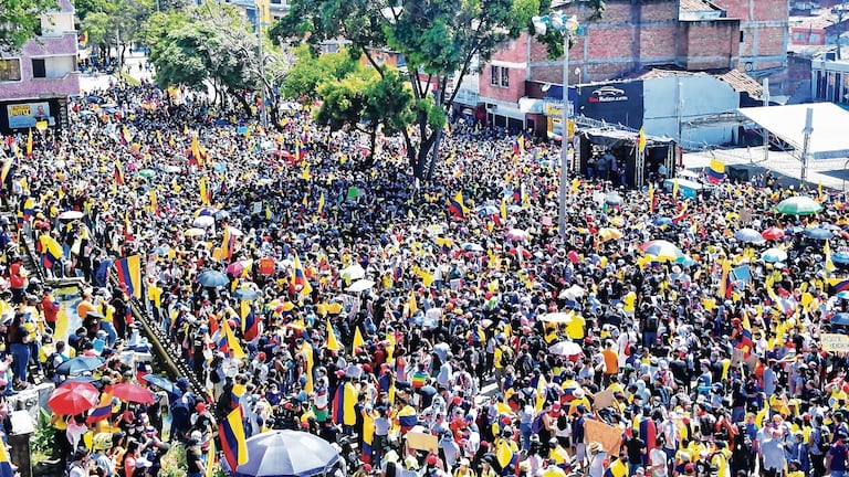 El estallido social de 2021 en Cali fue la movilización más significativa en la historia reciente de la ciudad. Inició el 28 de abril, en el marco del Paro Nacional en Colombia, como respuesta al descontento por el proyecto de reforma tributaria propuesto por el gobierno de Iván Duque.