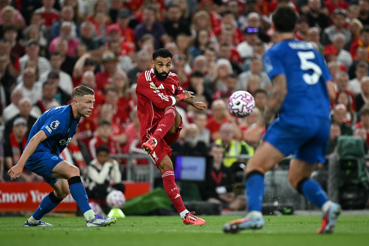 El delantero egipcio #11 del Liverpool, Mohamed Salah (C), dispara pero no logra marcar durante el partido de la Premier League inglesa entre Liverpool y Bournemouth en Anfield en Liverpool, noroeste de Inglaterra, el 15 de agosto de 2025. (Foto de Paul ELLIS / AFP).