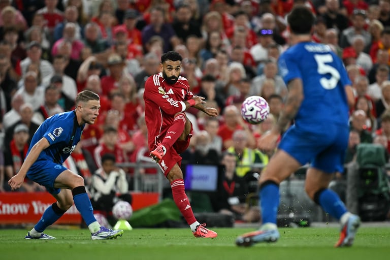 El delantero egipcio #11 del Liverpool, Mohamed Salah (C), dispara pero no logra marcar durante el partido de la Premier League inglesa entre Liverpool y Bournemouth en Anfield en Liverpool, noroeste de Inglaterra, el 15 de agosto de 2025. (Foto de Paul ELLIS / AFP).