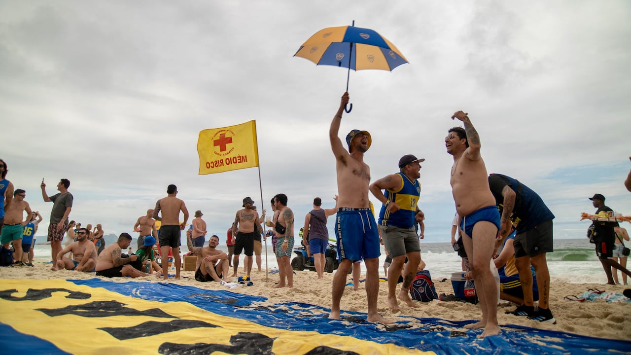 Aficionados del Boca Juniors argentino disfrutan de la playa de Copacabana en Río de Janeiro, Brasil, el 2 de noviembre de 2023, antes del partido final de la Copa Libertadoreas contra el Fluminense el próximo 4 de noviembre.