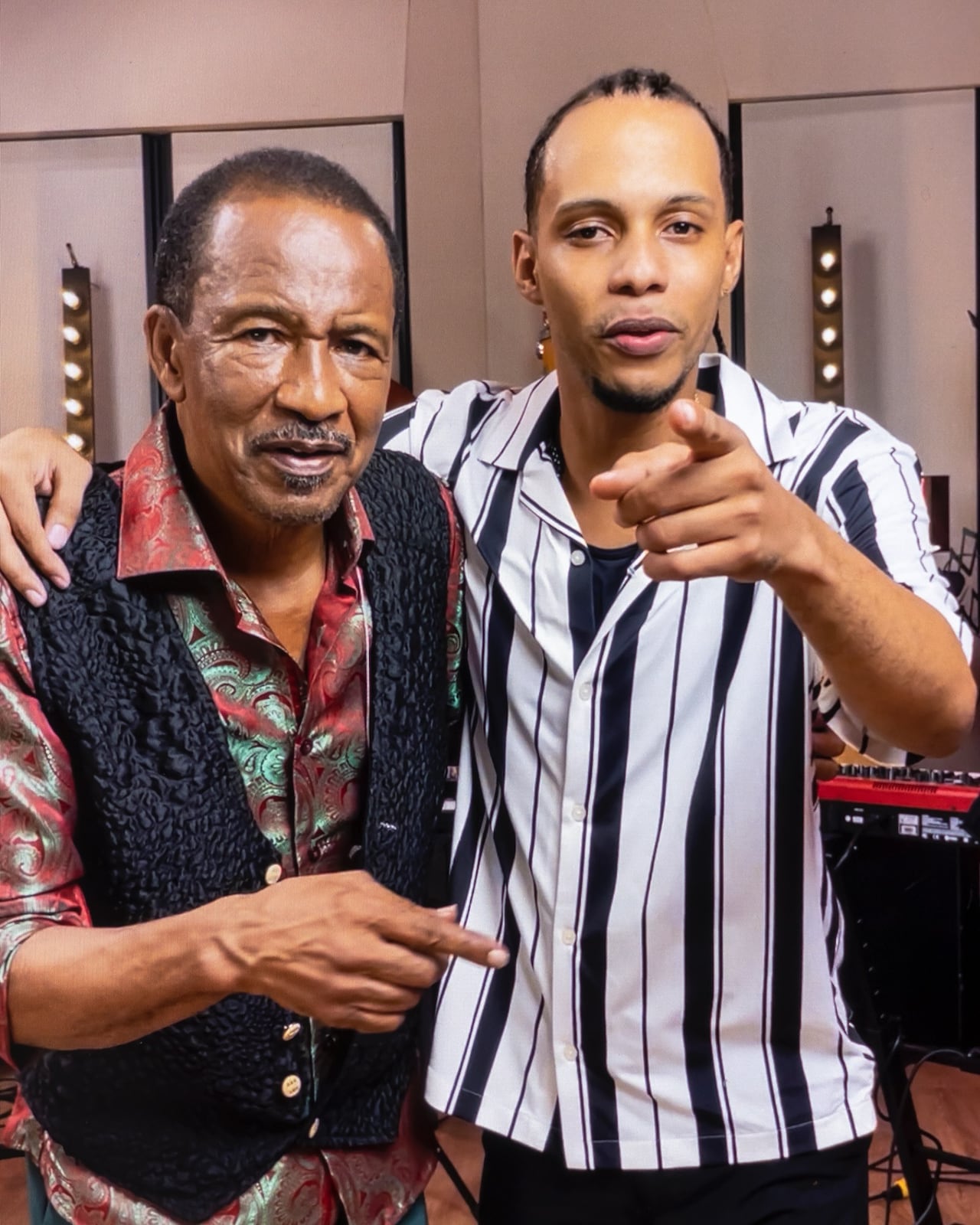 Hermes Manyoma y su hijo Jhon Alexander, quien es uno de los vocalistas de la Orquesta La Ley