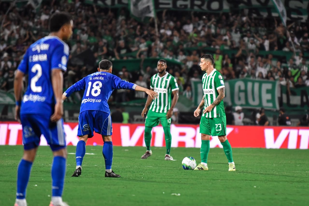 James Rodríguez controla la pelota en el encuentro entre Atlético Nacional y Millonarios por la fecha 12 del segundo semestre de la Liga Colombiana 2026.