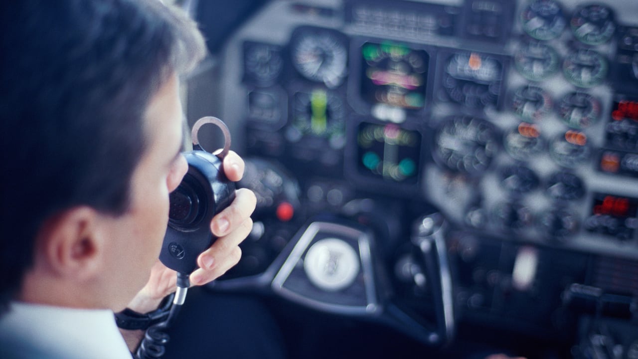 Los pilotos, piezas fundamentales en la industria aérea, generan curiosidad sobre sus ingresos en el contexto colombiano del presente año.