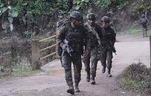 Los soldados profesionales combaten en cada punto del corregimiento de El Plateado, Argelia, contra disidentes de las Farc que, usando explosivos artesanales, buscan expulsar a los militares y policías que llegaron con la operación Perseo.