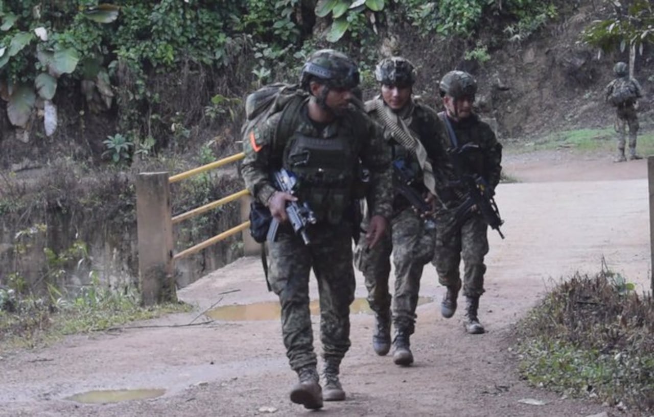 Los soldados profesionales combaten en cada punto del corregimiento de El Plateado, Argelia, contra disidentes de las Farc que, usando explosivos artesanales, buscan expulsar a los militares y policías que llegaron con la operación Perseo.