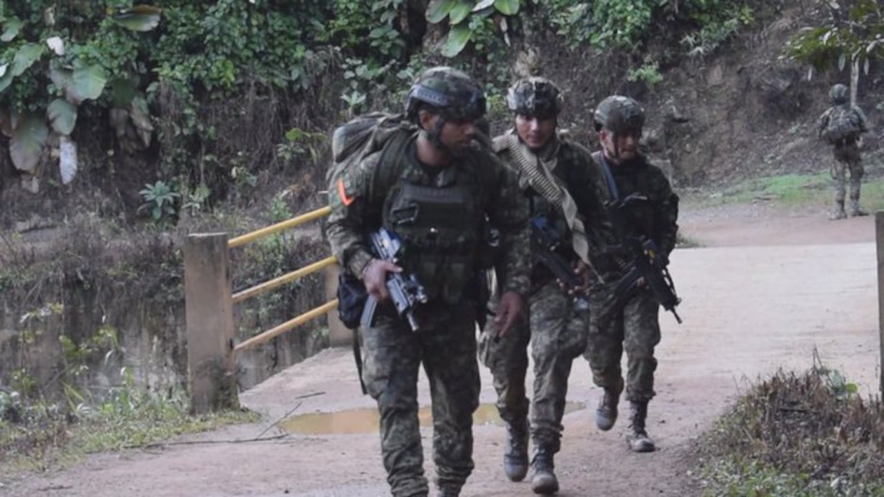 Los soldados profesionales combaten en cada punto del corregimiento de El Plateado, Argelia, contra disidentes de las Farc que, usando explosivos artesanales, buscan expulsar a los militares y policías que llegaron con la operación Perseo.