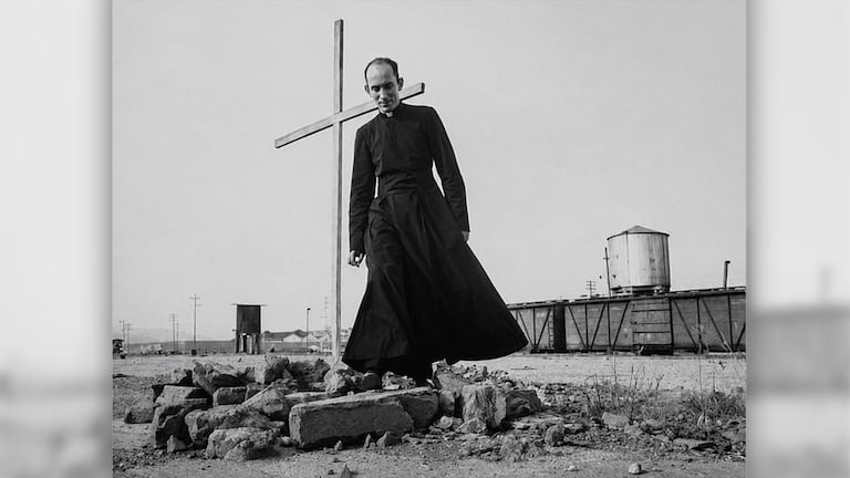 La explosión de siete camiones cargados con 42 toneladas de dinamita ocurrió en la madrugada del 7 de agosto de 1956. La detonación borró del mapa decenas de manzanas y dejó un saldo oficial de más de 1300 fallecidos, partiendo en dos la historia de Cali.