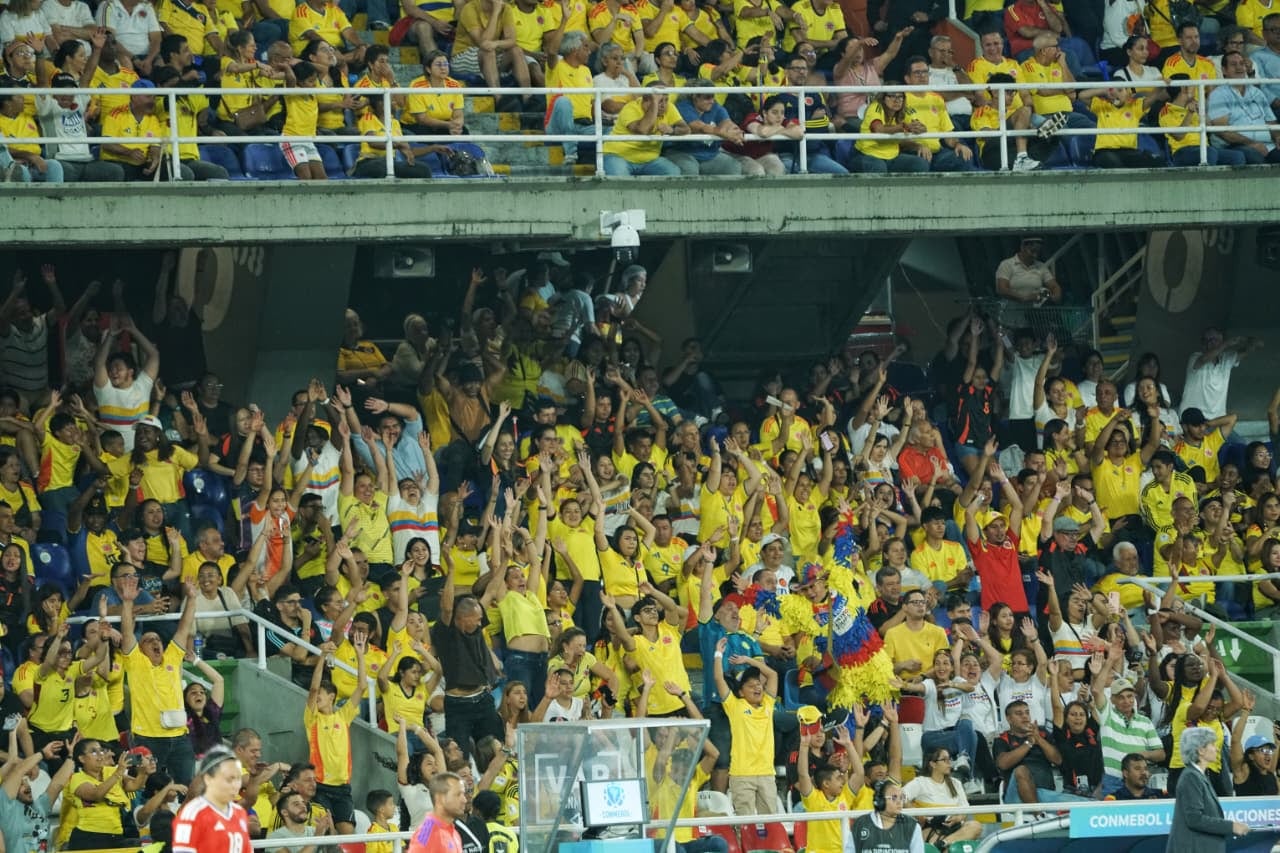 Miles de aficionados disfrutaron del encuentro en la noche del martes.