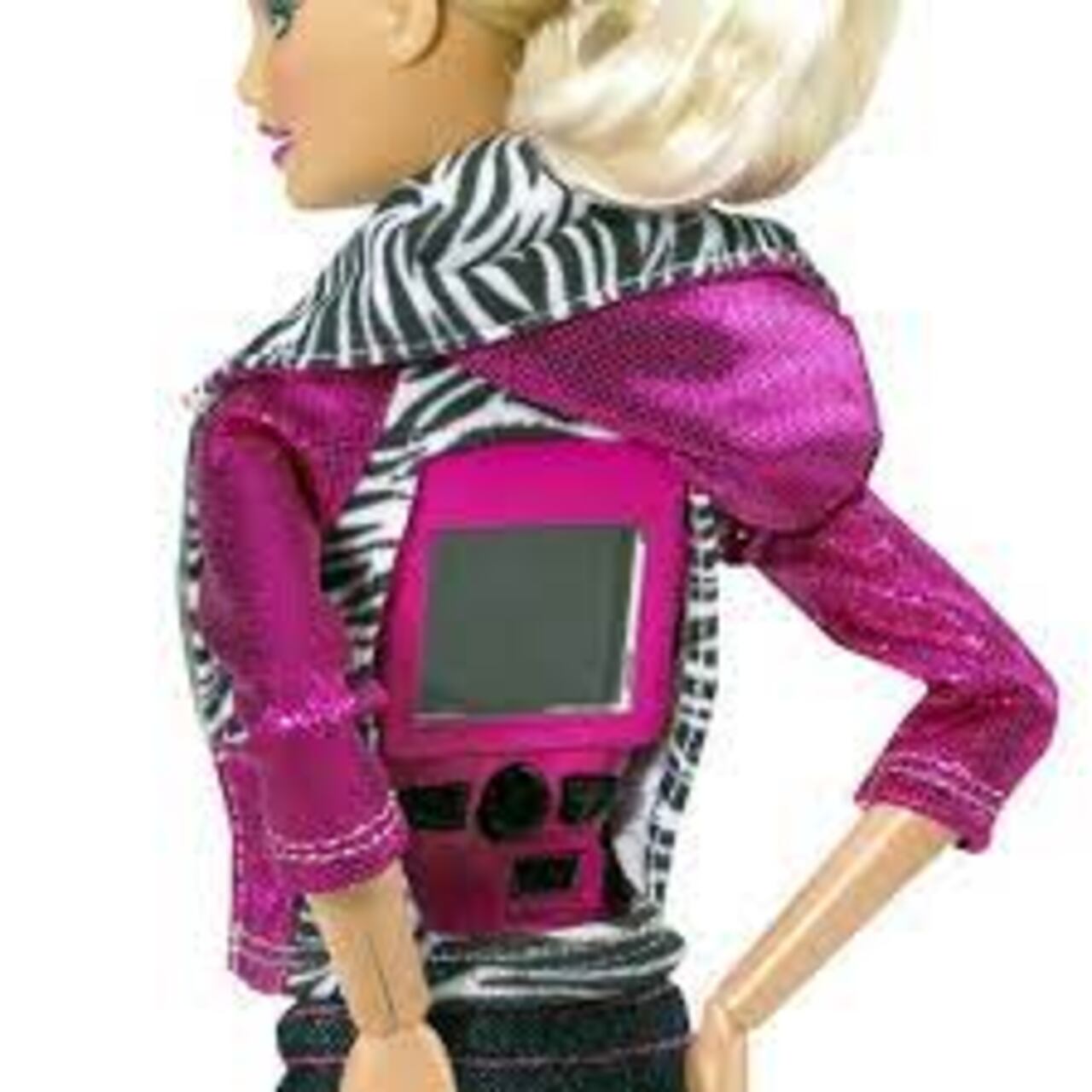 Barbie Video Girl fue una muñeca innovadora que contaba con una cámara de vídeo en su colgante y una pantalla en la espalda, permitiendo a los niños ver lo que grababa su muñeca.