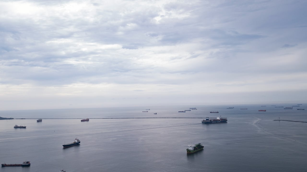 Los buques de carga que esperan transitar por el Canal de Panamá están anclados en el lado atlántico del Canal de Panamá, en Colón, Panamá, el lunes 4 de septiembre de 2023. Debido a la falta de lluvias, las autoridades limitaron a principios de agosto el número de barcos que pasaban a través de la vía marítima. (Foto AP/Arnulfo Franco)