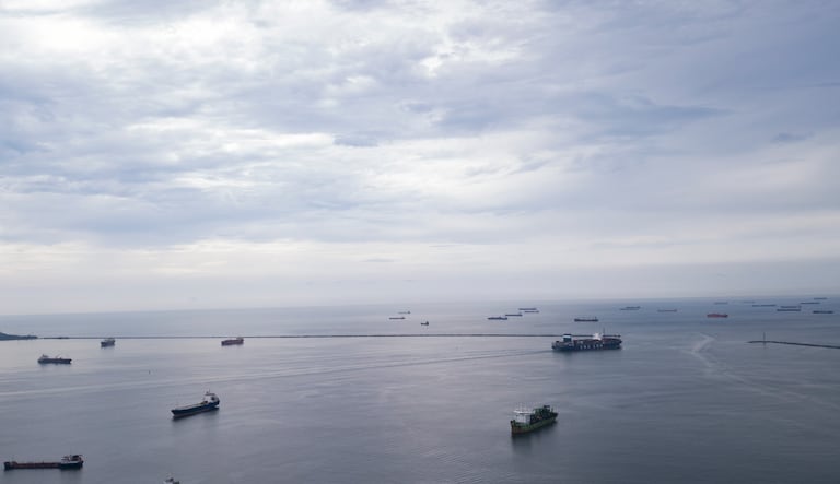 Los buques de carga que esperan transitar por el Canal de Panamá están anclados en el lado atlántico del Canal de Panamá, en Colón, Panamá, el lunes 4 de septiembre de 2023. Debido a la falta de lluvias, las autoridades limitaron a principios de agosto el número de barcos que pasaban a través de la vía marítima. (Foto AP/Arnulfo Franco)