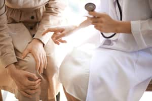 El dolor de rodilla puede ser causado por diversas afecciones.