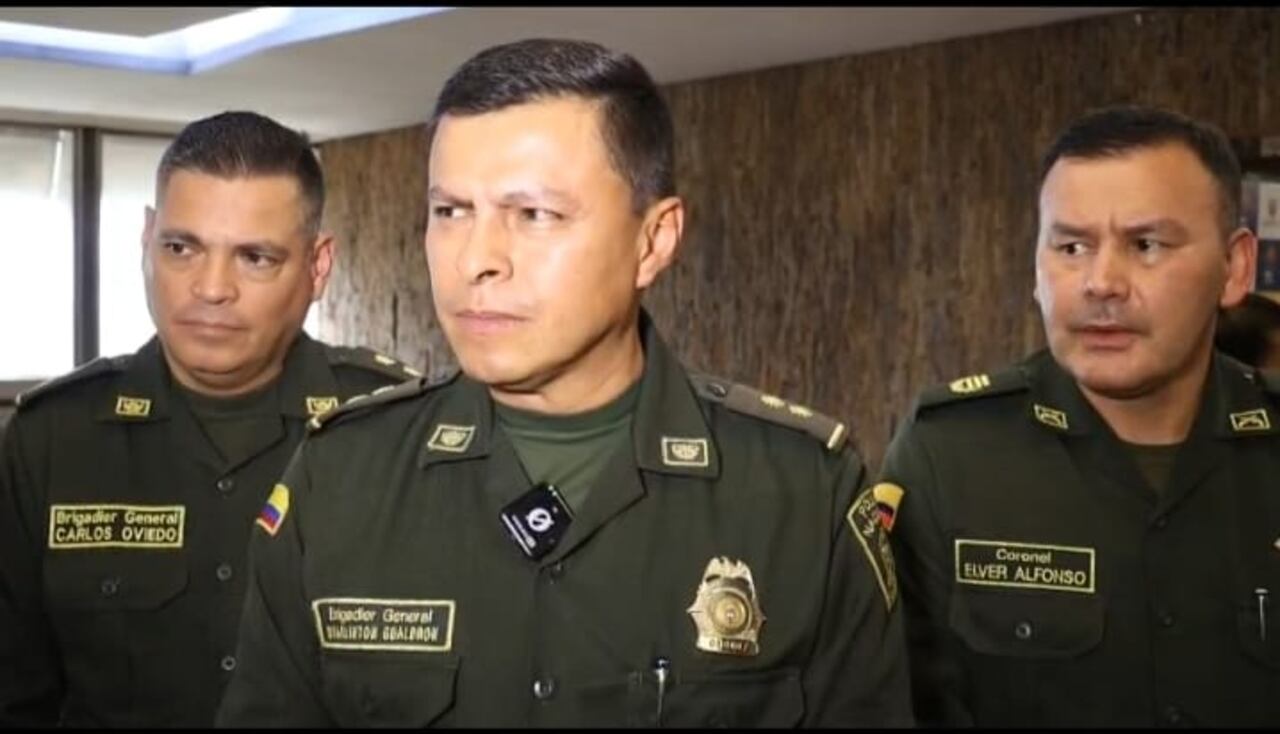 General Carlos Oviedo, comandante de la Policía Metropolitana de Cali; General Wharlinton Iván Gualdrón Gualdrón, jefe nacional del servicio de Policía; y el director antisecuestro de la Policía, Coronel Elver Vicente Alfonso Sanabria.