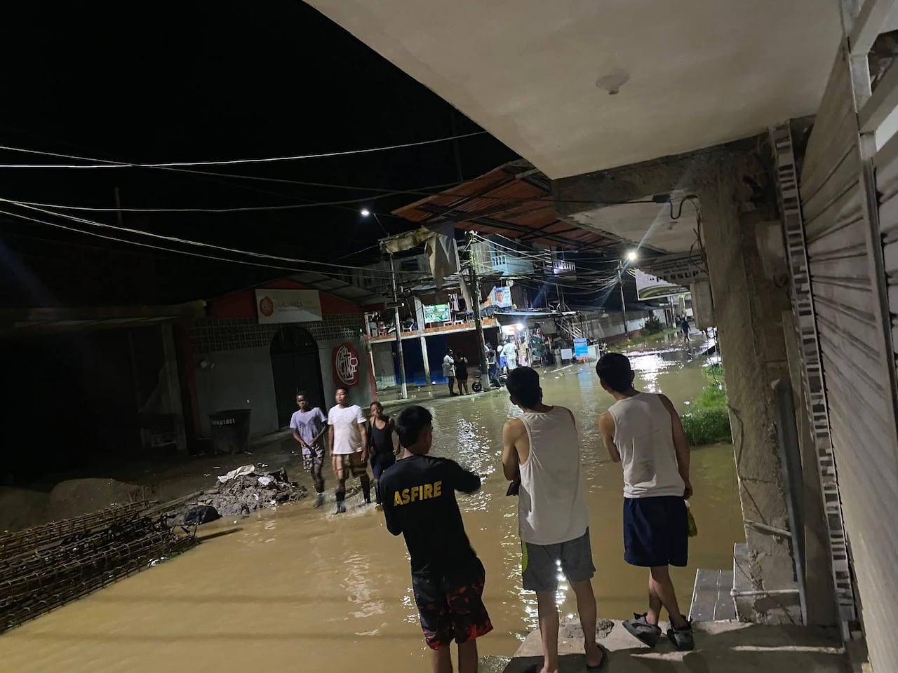 En el municipio de Timbiquí, el aumento del caudal del río principal inundó amplios sectores urbanos y rurales. Muchas viviendas resultaron afectadas y algunos corregimientos quedaron con dificultades de acceso fluvial, único medio de transporte en gran parte del territorio. La situación se repite en otros municipios costeros, donde el agua alcanzó zonas residenciales y áreas productivas.