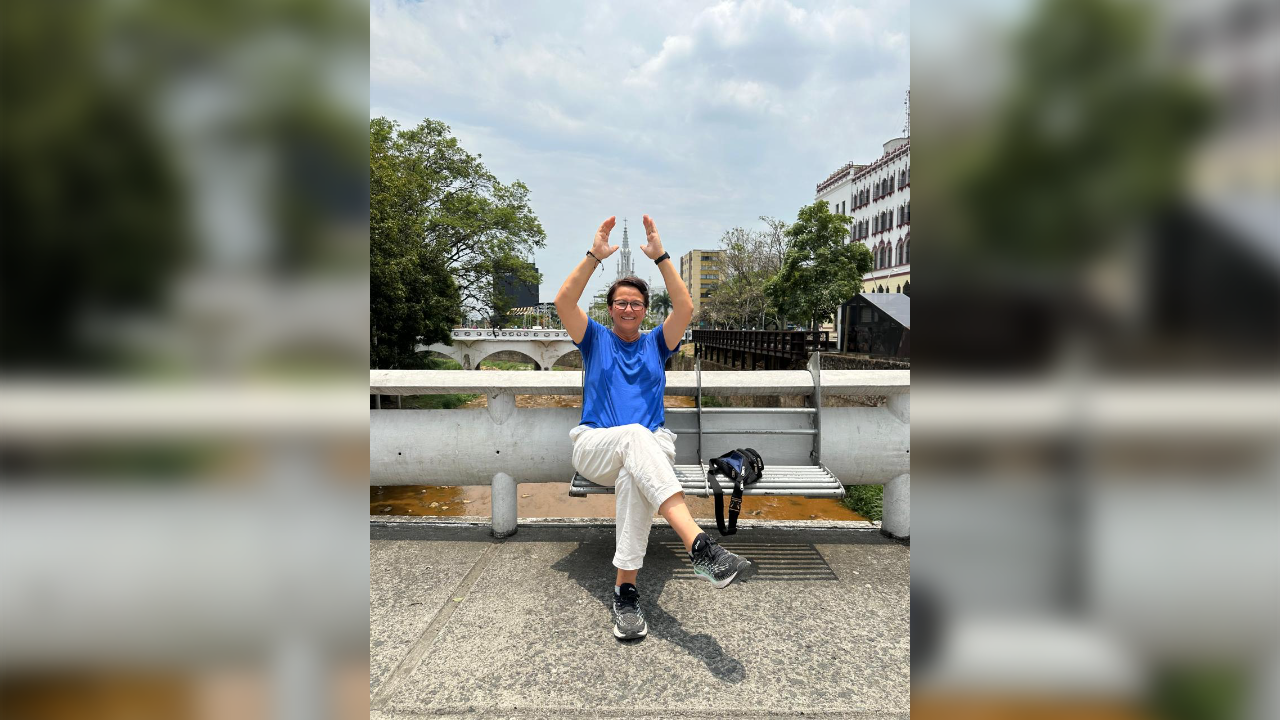En su reciente visita a Cali, Magdalena Sánchez Blesa, quien escribe desde los 8 años y publicó su primera obra a los 18, expresó: “me voy de aquí llena de recuerdos hermosos y de amigos y amigas, más que de seguidores”.
Foto: Félix Calvo, Centro Cultural El Capitolio