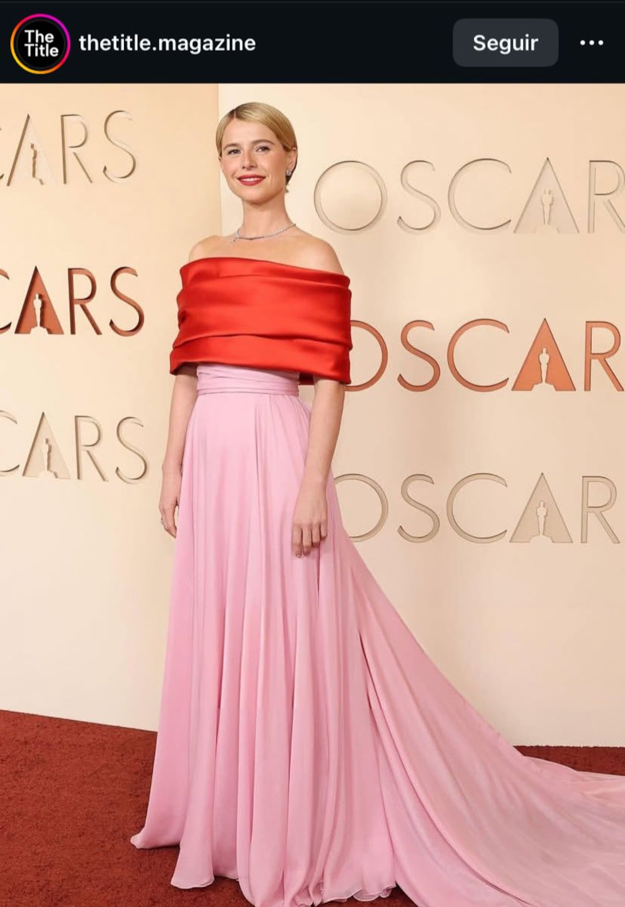 Jessie Buckley sorprendió con un romántico vestido color rojo y rosa.