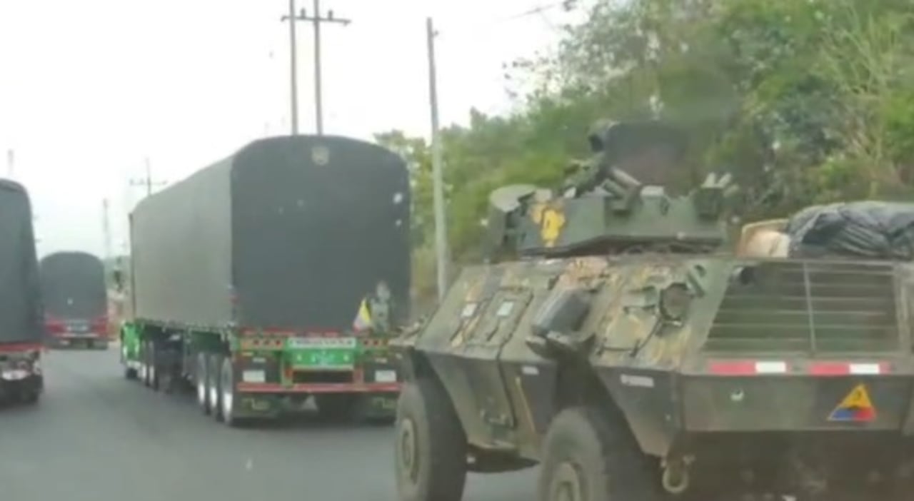 Para evitar ataque de grupos armados ilegales, como las disidencias de las Farc, la fuerza pública escolta a los transportadores que deben movilizarse entre Nariño y Cauca a la hora de trasladar sus cargas a los sitios de exportación.