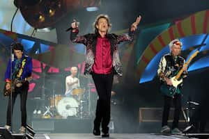 La legendaria banda de rock británica The Rolling Stones ofrece un concierto en la Ciudad Deportiva de La Habana (Cuba), con una audiencia multitudinaria. "Sus Satánicas Majestades", abrieron esta noche su presentación en la isla, única y gratuita en 2016.