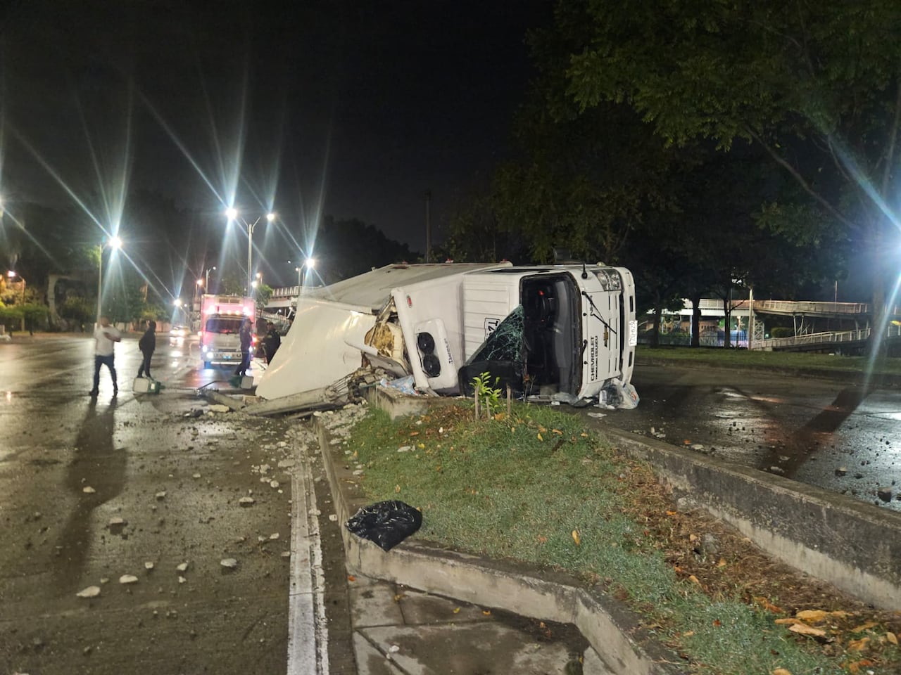 Conductor resultó herido luego de que camión se volcara tras impactar un poste en Cali