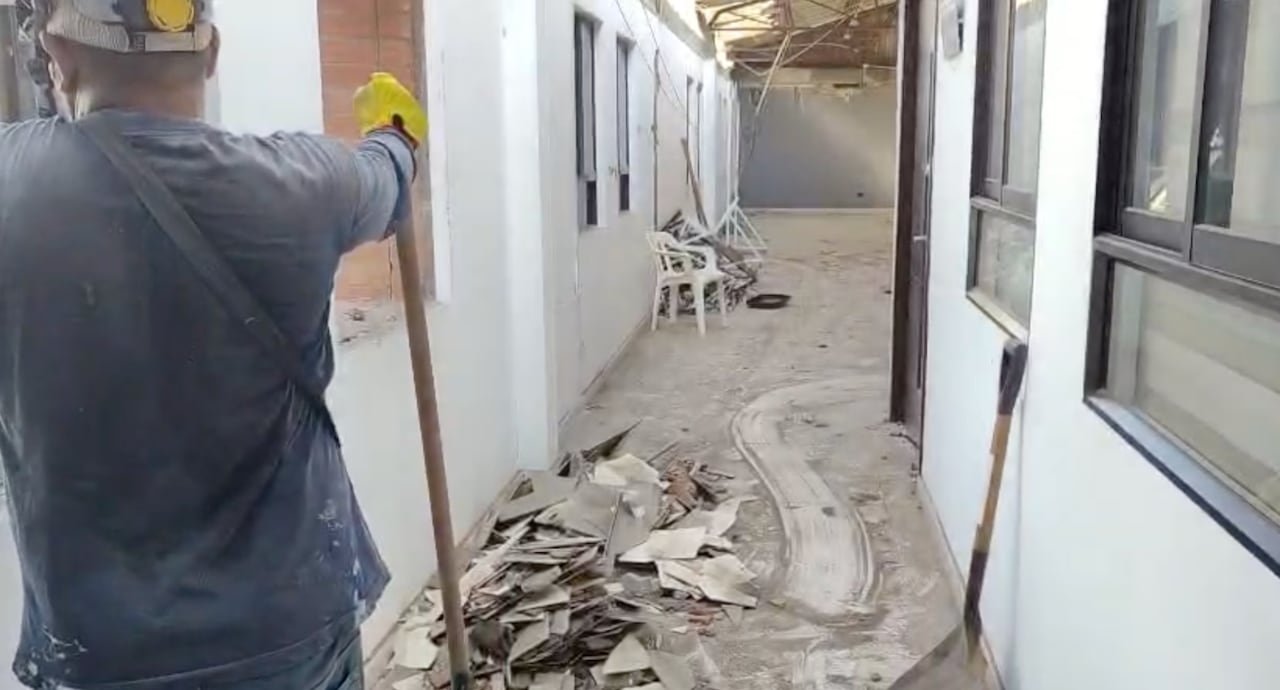 Imagen de una de las áreas afectadas de la sede de la cruz roja en el Valle del Cauca tras el terremoto del 10 de agosto.