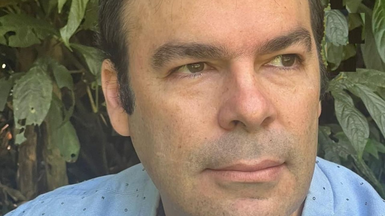 Esteban Payán Garrido es biólogo caleño graduado de la Universidad de Los Andes. Obtuvo su doctorado en 2009 de University College London y el Instituto de Zoología, de la Sociedad Zoológica de Londres. Su trabajo se centra en la biología, manejo del conflicto y conservación de carnívoros neotropicales. Es co-fudador de Panthera Colombia, la cual dirigió por 13 años, fue lider de felinos para América Latina de WCS y fundador de la consultora Boutique Carbon.