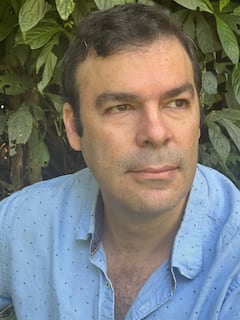 Esteban Payán Garrido es biólogo caleño graduado de la Universidad de Los Andes. Obtuvo su doctorado en 2009 de University College London y el Instituto de Zoología, de la Sociedad Zoológica de Londres. Su trabajo se centra en la biología, manejo del conflicto y conservación de carnívoros neotropicales. Es co-fudador de Panthera Colombia, la cual dirigió por 13 años, fue lider de felinos para América Latina de WCS y fundador de la consultora Boutique Carbon.