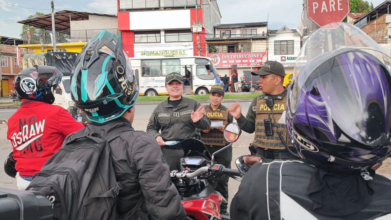 Uniformados de la Policía Comunitaria realizaron jornadas de sensibilización en los barrios La Esmeralda y El Obando para prevenir el hurto de vehículos y motocicletas.