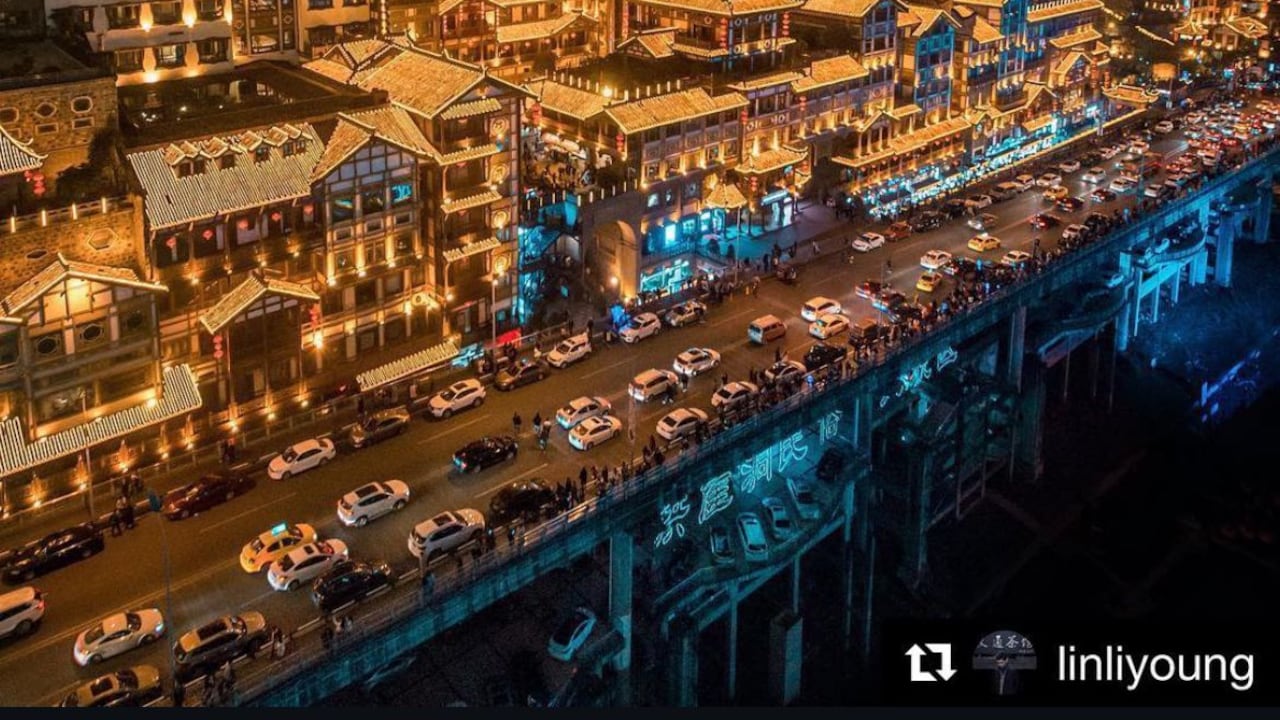 Chongqing, ubicada en el sudoeste de China, cuenta con 32 millones de personas. La ciudad que no es apta para personas con vértigo ni con estómago delicado.