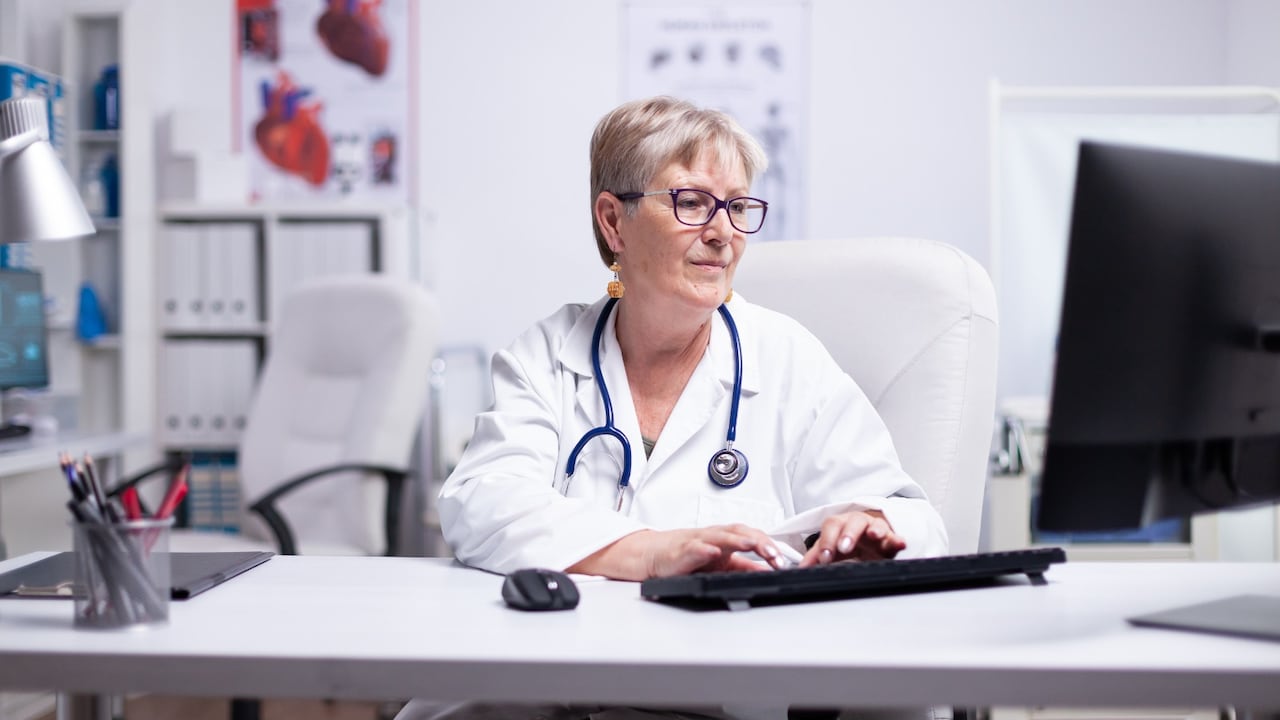 La Organización Mundial de la Salud (OMS) advierte que los contenidos falsos tienen hasta un 70 % más de probabilidades de compartirse frente a las noticias precisas, configurando una "infodemia" que promueve conductas de riesgo,