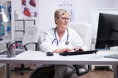 La Organización Mundial de la Salud (OMS) advierte que los contenidos falsos tienen hasta un 70 % más de probabilidades de compartirse frente a las noticias precisas, configurando una "infodemia" que promueve conductas de riesgo,