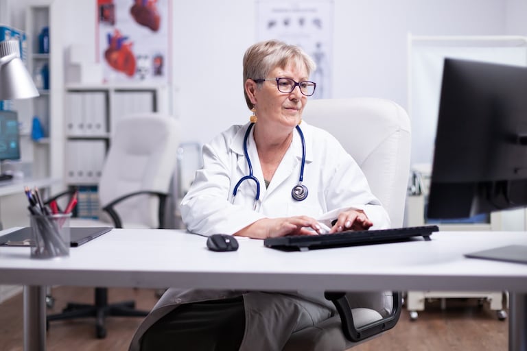 La Organización Mundial de la Salud (OMS) advierte que los contenidos falsos tienen hasta un 70 % más de probabilidades de compartirse frente a las noticias precisas, configurando una "infodemia" que promueve conductas de riesgo,