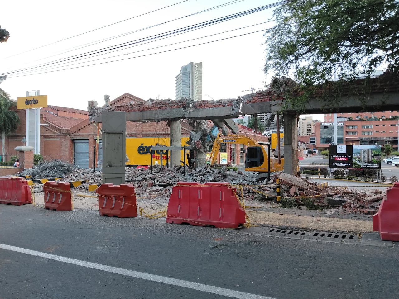 Demolición de las entradas vehiculares de Chipichape tras el terremoto