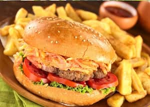 Las grasas son un obstáculo: Cuando el cuerpo metaboliza el azúcar de las comidas muy dulces (gaseosas, comida chatarra, etc.), viene una sensación de enlentecimiento, debilidad o confusión ya que los niveles de glucosa bajan en el cerebro. Las comidas con muchas calorías, como las hamburguesas y las papas fritas, pueden ponerte somnolienta y disminuir tu productividad en el trabajo. Foto: Pantherstock