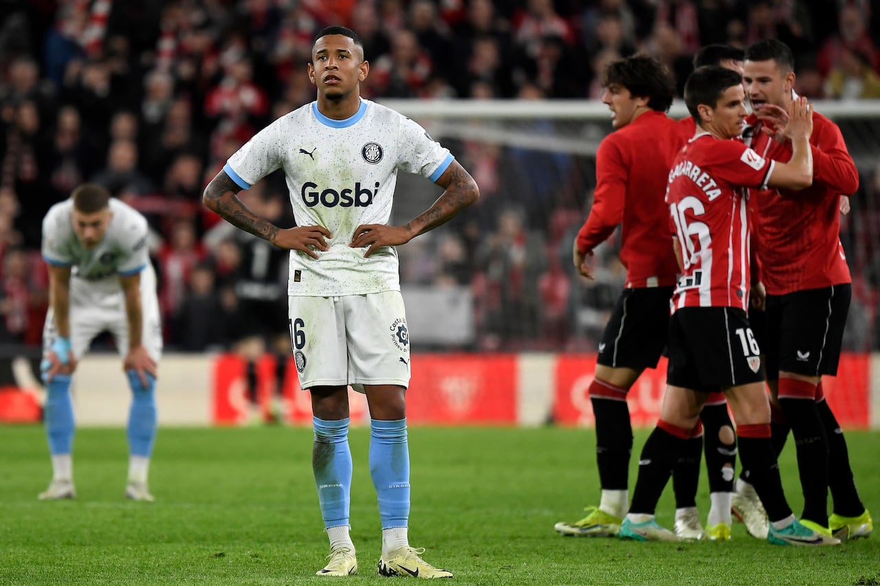 El centrocampista brasileño del Girona #16 Savio Moreira reacciona al final del partido de fútbol de la liga española entre el Athletic Club de Bilbao y el Girona FC en el estadio de San Mamés de Bilbao el 19 de febrero de 2024. (Foto de ANDER GILLENEA / AFP)