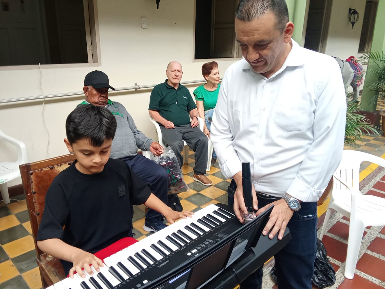 Los niños, familiares de las directivas de este hogar, compartieron su talento musical con los adultos mayores.